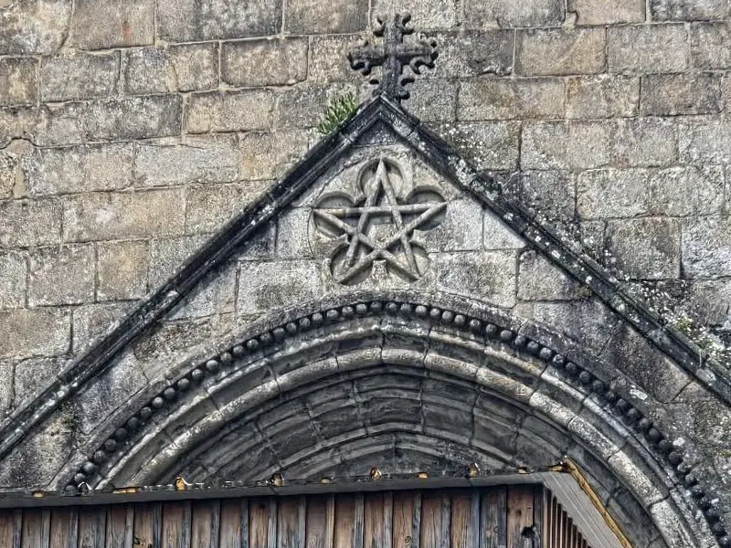 Stella a Cinque Punte su una Chiesa
