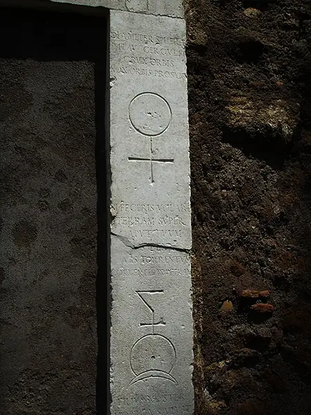 Iscrizioni lato destro porta alchemica