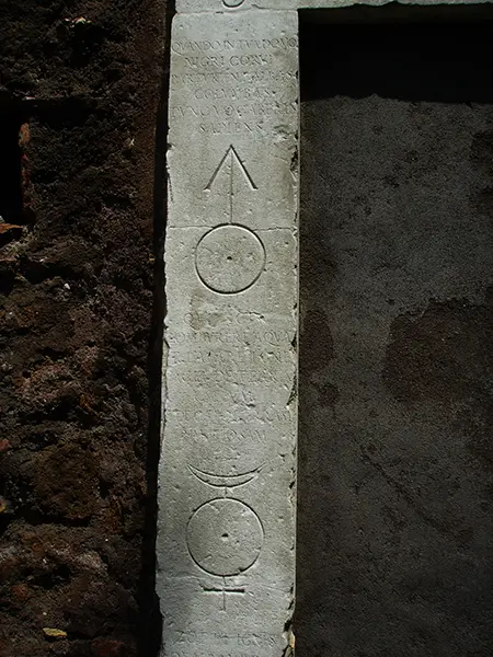 Porta Alchemica: incisioni sul lato sinistro